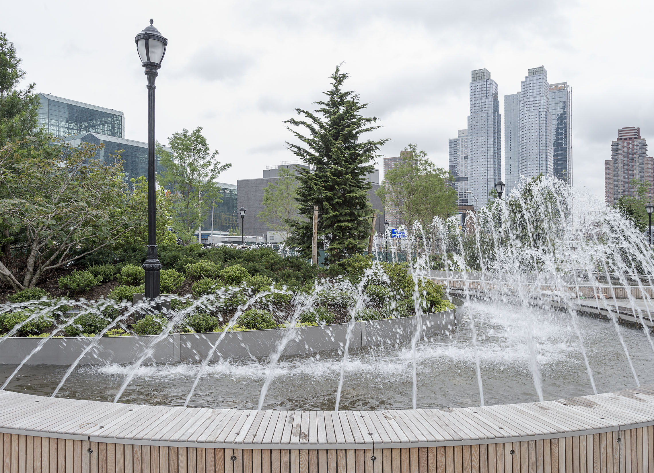 BID Bridges Hudson Yards, Hell’s Kitchen 3 View looking northwest at one of the fountains in block 2 of Mid-Block Park. Courtesy HY/HK Alliance.