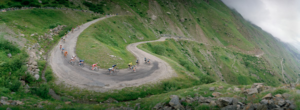 Wide, wide, panoramic world of sports 2 To celebrate the 100th Tour de France, riders had to ascend the iconic Alpe d’Huez twice in a row. Here cyclists navigate downhill through infamous hairpin turns (Huez, France 2013). © Paolo Pellizzari, courtesy Anastasia Photo.