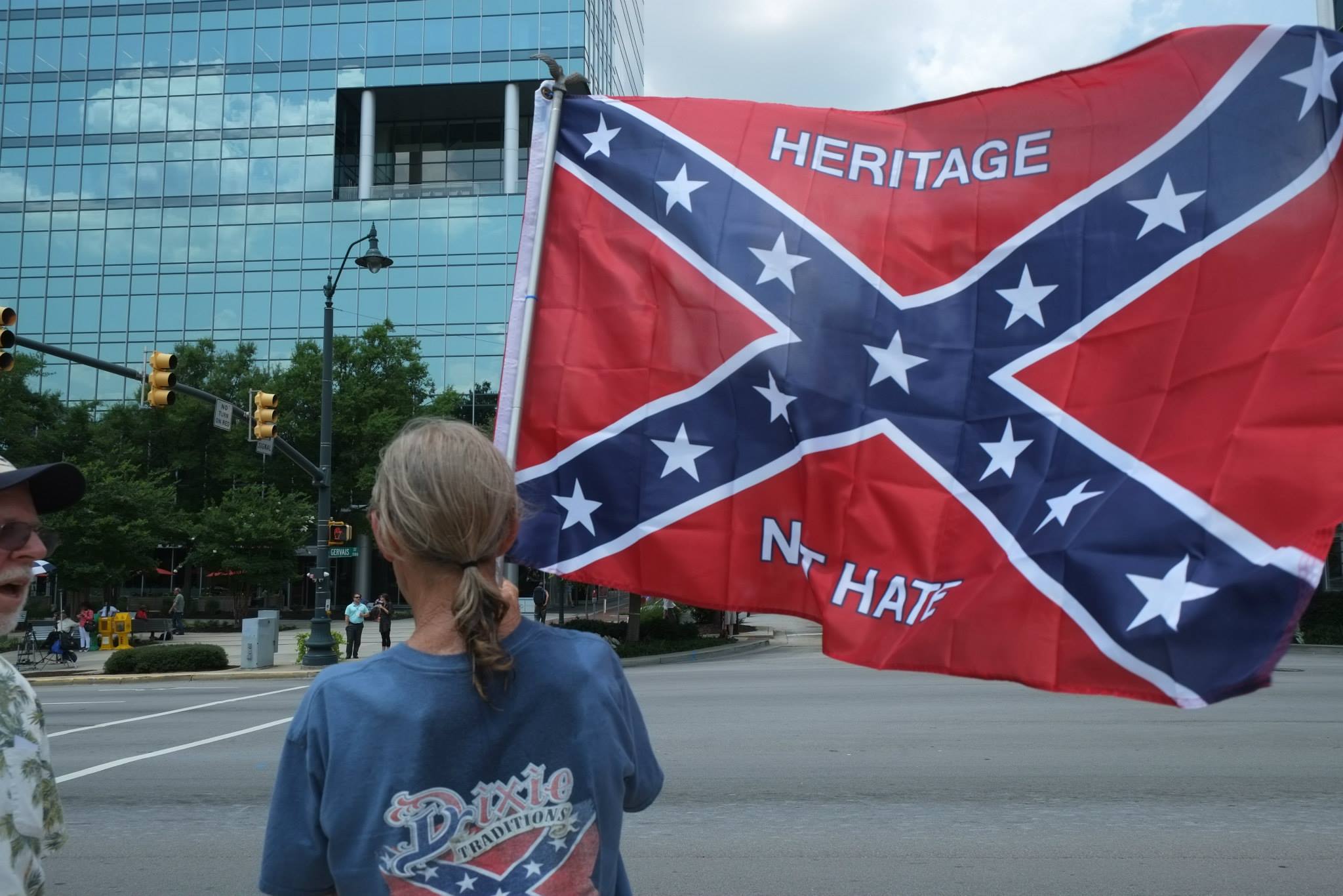 A former E.V. photog gets wrapped up in S.C. flag flap 9 Many try to disassociate the Confederate battle flag with the war over slavery, for which the flag, in fact, was created.