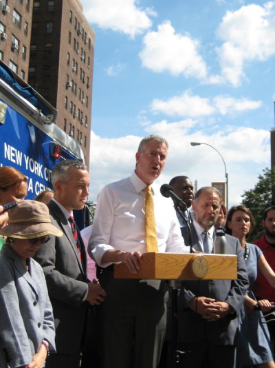 Mayor de Blasio announcing a $100 million investment in Lower Manhattan flood protection at Smith Houses Aug. 26. Downtown Express photo by Dusica Sue Malesevic.