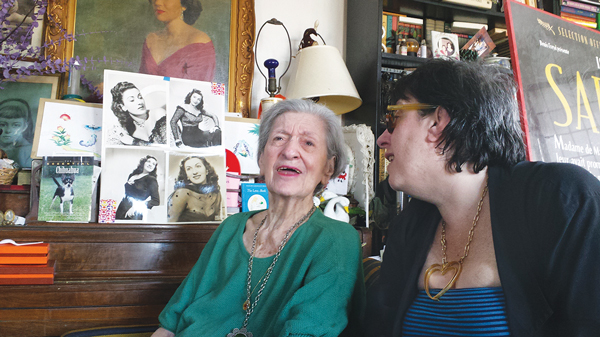 Ruth Berk singing “Fly Me to the Moon,” with her daughter, Jessica Berk, chiming in.   PHOTO BY LINCOLN ANDERSON