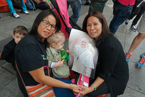 Many thousands flocked to see Pope Francis 2 Downtown Express Photo by Milo Hess