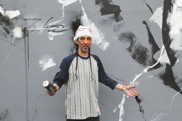 Futura during the creation of his new “Concrete Jungle mural.” He drew a big crowd of photographers, below left, and also graciously did a smaller piece for a fan, below right.  Photos by Clayton Patterson 