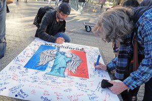 En Solidarité: Downtowners gather in support of Paris after attacks 3 Photo by Milo Hess Supporters express solidarity with the people of Paris by signing posters adorned with an angelic image of the Statue of Liberty, a gift from France that was a potent symbol of strength for New Yorkers after the 9/11 attacks.