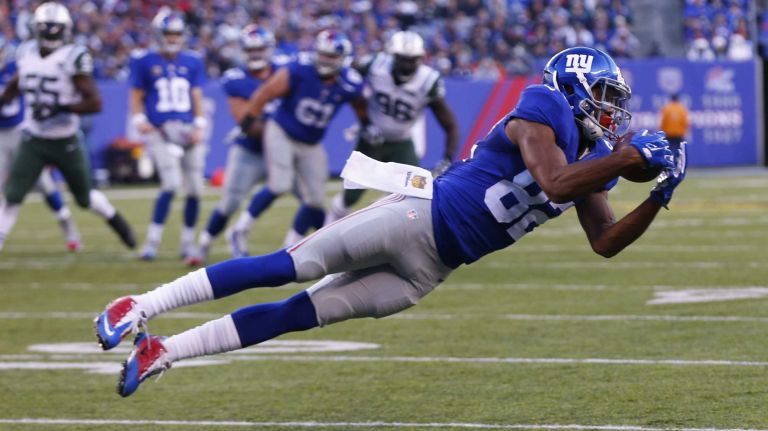 Rueben Randle #82 of the New York Giants makes a diving catch against the New York Jets at MetLife Stadium on Sunday, Dec. 6, 2015 in East Rutherford, N.J.