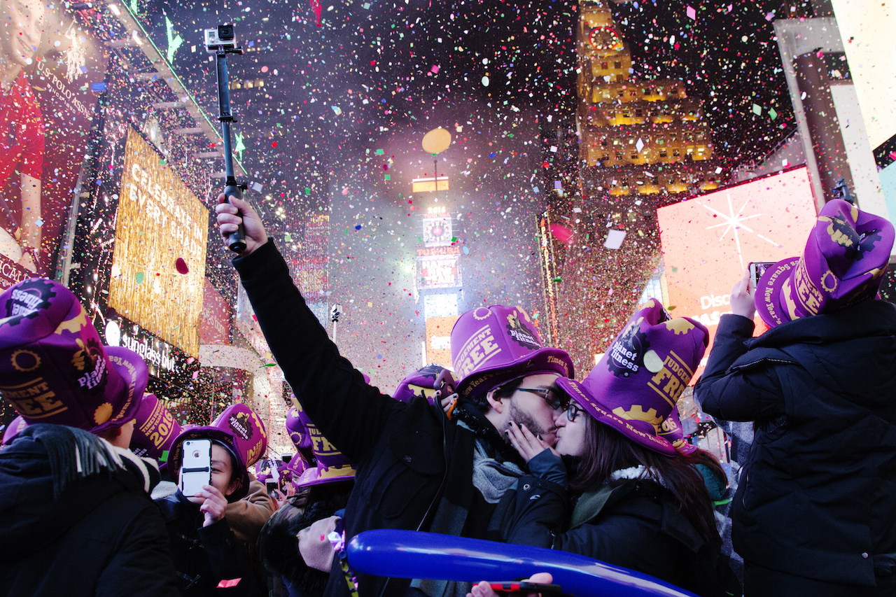 A kiss, a cloud of confetti...a picture-perfect moment 1 Photo by Q. Sakamaki