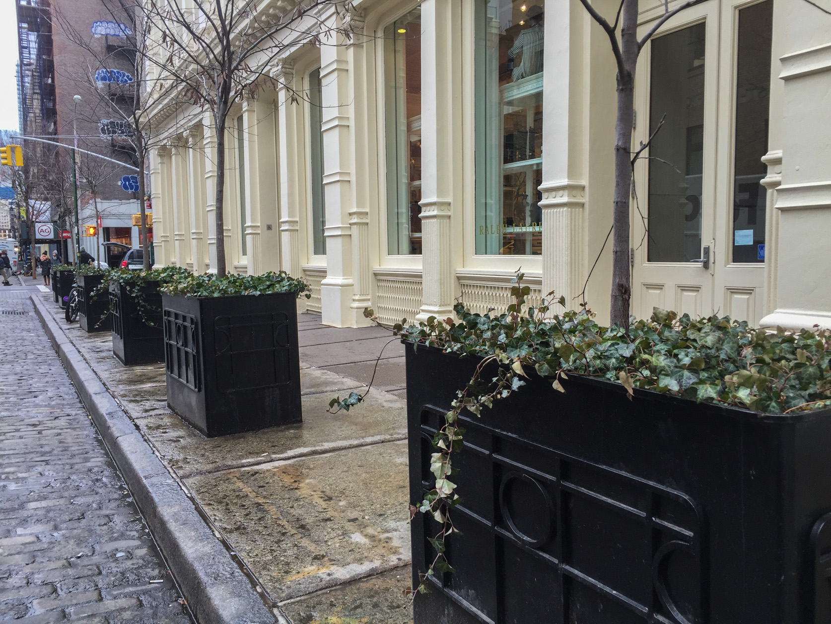Black planters outside the Ralph Lauren boutique, also on Greene St.