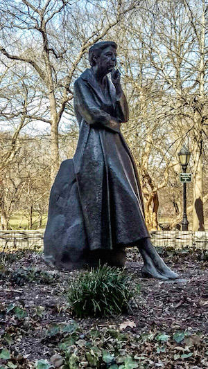 Penelope Jencks’s sculpture of Eleanor Roosevelt in Riverside Park, dedicated in 1996 by First Lady Hillary Rodham Clinton. | CONNIE PERRY 