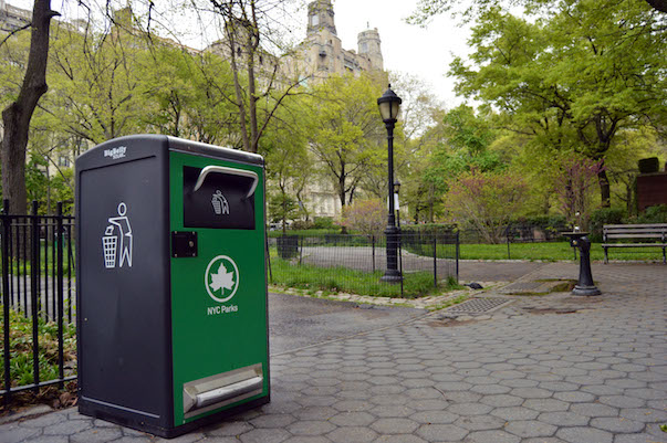 Teddy Roosevelt’s Rat Riders 1 One of the 19 Big Belly solar-powered trash compactors donated by the Columbus Avenue BID to the Theodore Roosevelt Park that surrounds the American Museum of Natural History. | JACKSON CHEN One of the 19 Big Belly solar-powered trash compactors donated by the Columbus Avenue BID to the Theodore Roosevelt Park that surrounds the American Museum of Natural History. | JACKSON CHEN