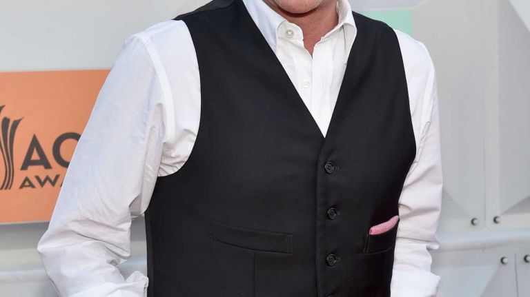 Kiefer Sutherland arrives for the 51st Academy of Country Music Awards at MGM Grand Garden Arena in Las Vegas on Sunday, April 3, 2016.