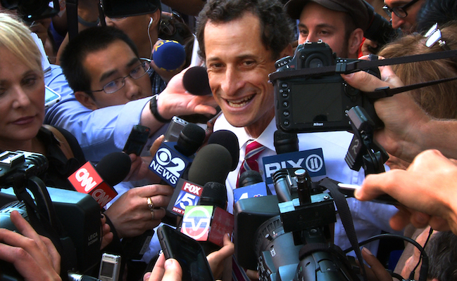 Former Congressmember Anthony Weiner faces the press as scandal engulfs his 2013 mayoral campaign. | SHOWTIME/ SUNDANCE SELECTS 