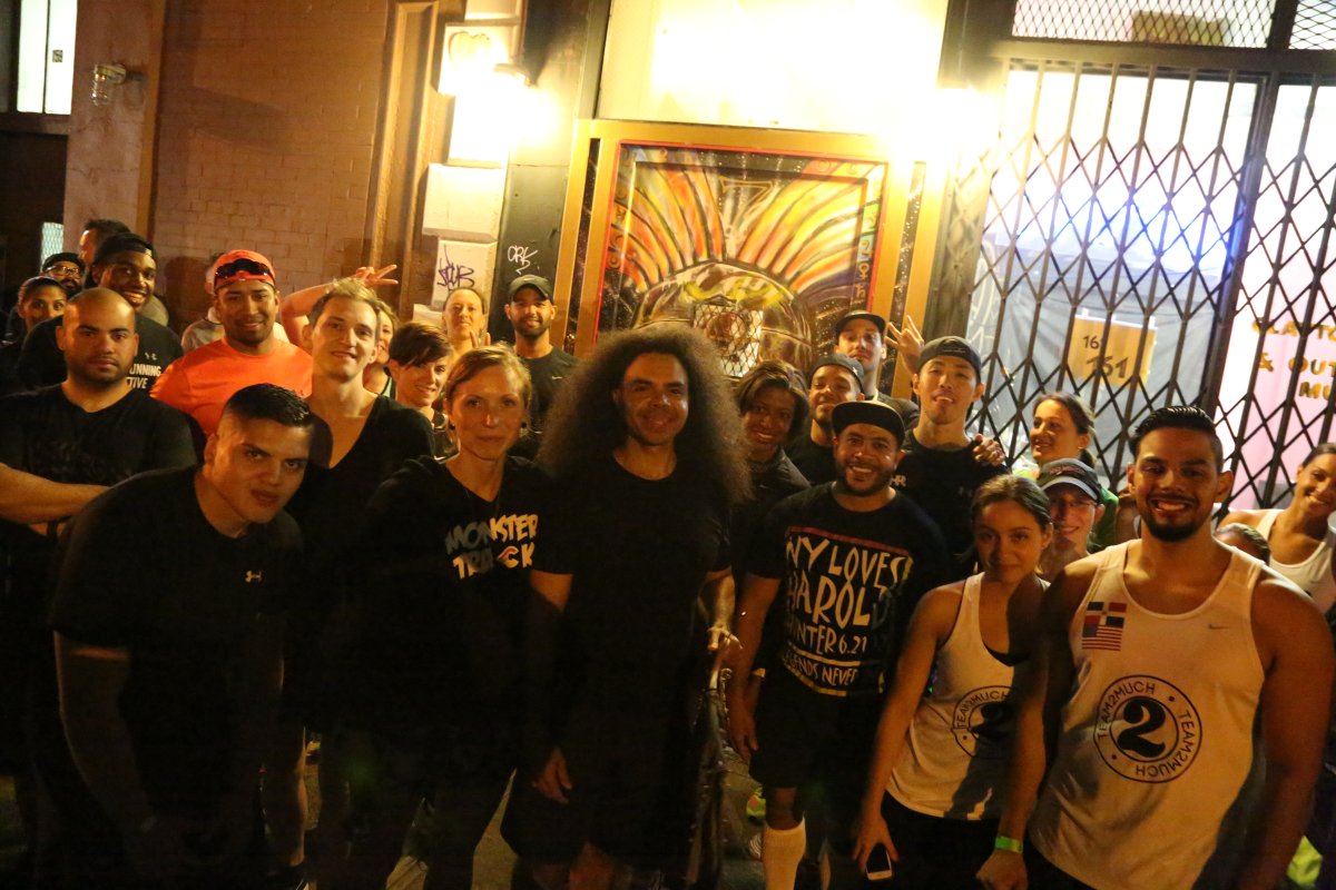 Run crews unite for quite a night of L.E.S. lore 2 RunCrew-2016-05-26-V01,VIL,PRINT_WEB,WEB