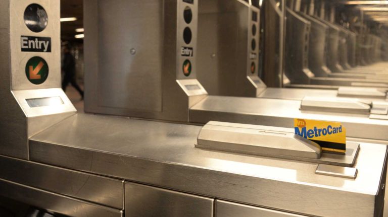 MetroCards shouldn’t expire, says City Councilman Paul Vallone 2 MTA passengers have to pay $1 to replace MetroCards when they expire.