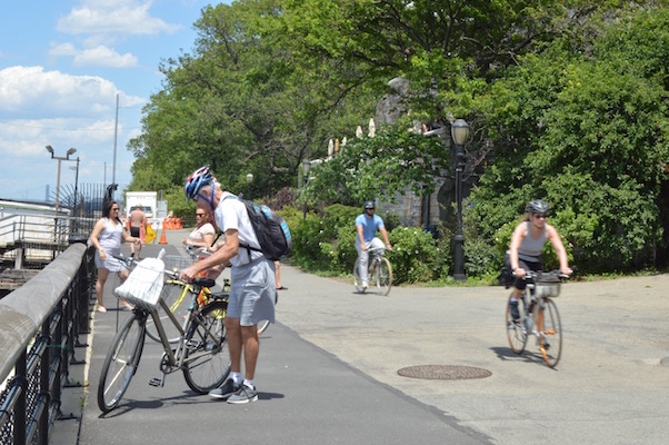 CB7 Embraces Concept of Riverside Master Plan, But Not Yet Its Details 1 A portion of the riverfront pathway shared by bicyclists and pedestrians near the 79th Street Rotunda in Riverside Park. | JACKSON CHEN