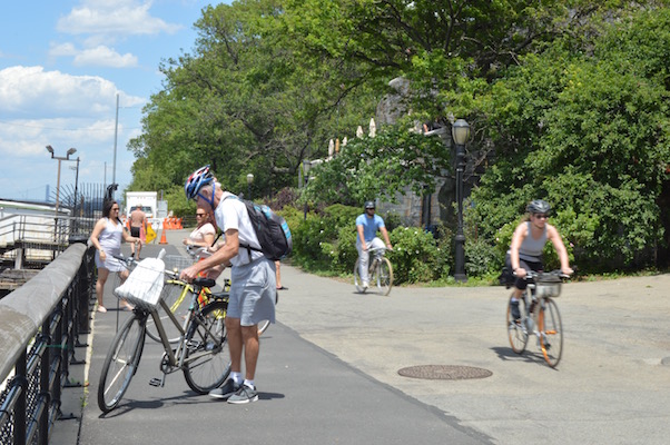 A portion of the riverfront pathway shared by bicyclists and pedestrians near the 79th Street Rotunda in Riverside Park. | JACKSON CHEN 