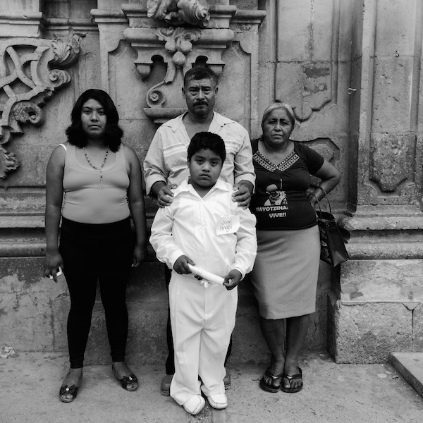 “The family of Adán Abraján de la Cruz.” Photo © Adriana Zehbrauskas.