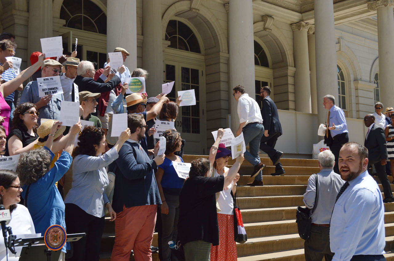 Mayor Bill de Blasio — who is increasingly being seen as too friendly to developers — just shrugs as he enters City Hall while passing anxious opponents of Intro 775-A. Photos by Jackson Chen