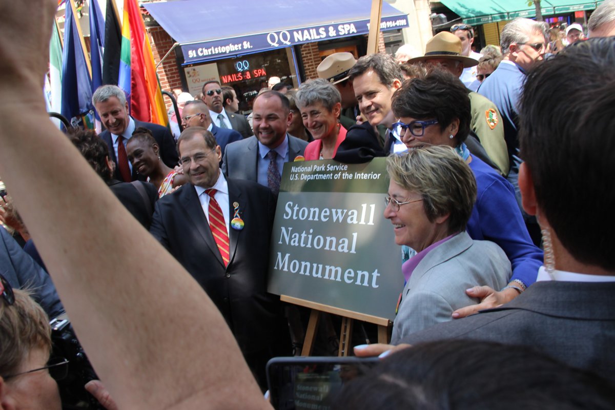 stonewall-monument-2016-06-30-v01,VIL,PRINT_WEB,WEB