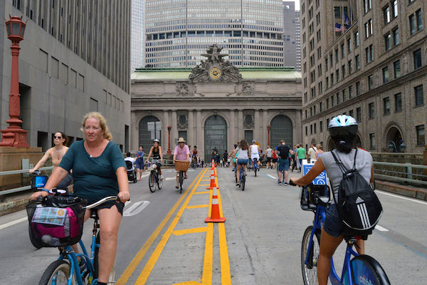 Bicyclists on Park Avenue just below Grand Central Terminal. | JACKSON CHEN 