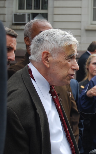 Henry Stern, the former longtime parks commissioner, outside City Hall in 2008. | THOMAS GOOD / NLN 