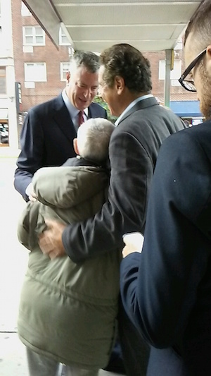 Barbara Police, resident of Selis Manor, speaking with Governor Andrew Cuomo and Mayor Bill de Blasio outside the Malibu Diner on Sept. 18. Photo by Alexandros Grimpas.