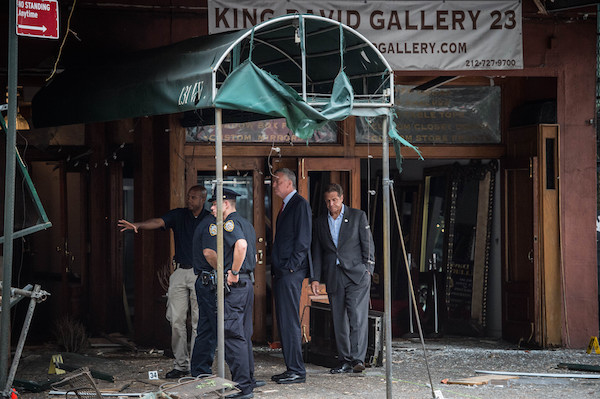 On the morning of Sun., Sept. 18: Mayor Bill de Blasio and Governor Andrew Cuomo at 131 W. 23rd St., identified as the location of the previous night’s explosion. Photo by Michael Appleton, Mayoral Photography Office.