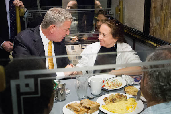 Mayor Bill de Blasio speaks with Chelsea residents Jennifer Gilson and her husband, Steve Rosenthal, as they enjoy a meal at the Malibu Diner. Photo by Daniel Kwak.