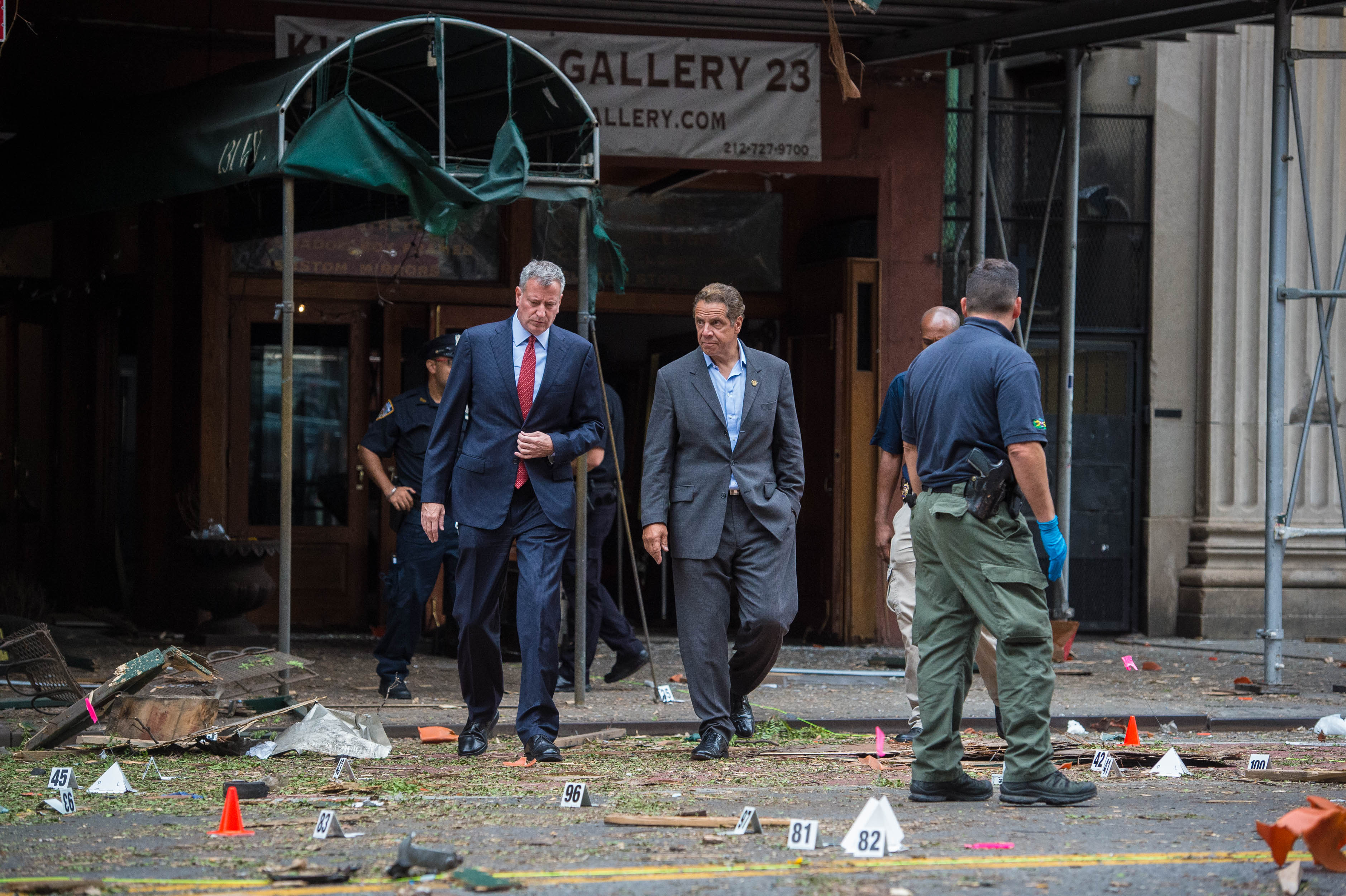 Sunday morning, Mayor de Blasio and Governor Cuomo inspected the scene outside 131 W. 23rd St., the site of the previous night’s explosion. Photo by Michael Appleton, Mayoral Photography Office.