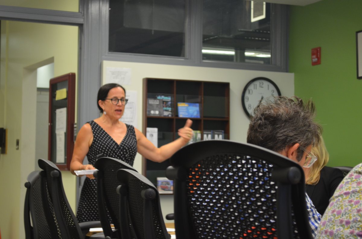 Cross about guards: Locals say cops sent to fill in for missing crossing guards just aren’t doing the job 1 Photo by Alex Ellefson Peck Slip School principal Maggie Siena said two families complained to her about the officer who was assigned to cover the crosswalk.