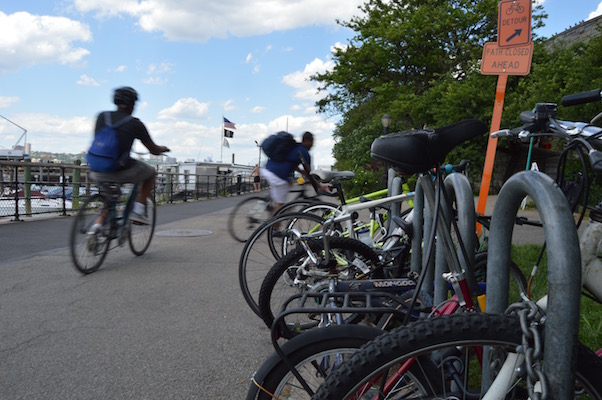 A new bike path in Riverside Park would keep cyclist off the pedestrian esplanade between West 72nd and 83rd Streets. | JACKSON CHEN 