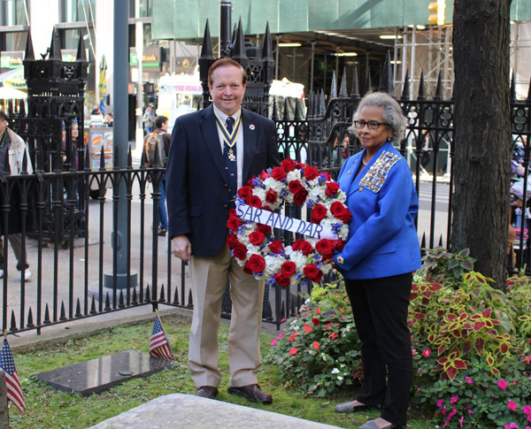 Photo by Bill Egbert Wesley Oler, president of the 1st New York Continental Chapter of the Sons of the American Revolution, and Wilhelmena Kelly, founding regent of the Increase Carpenter Chapter of the Daughters of the American Revolution, laid a wreath on the grave marker for Gen. Horatio Gates, the hero of Saratoga at the Lower Manhattan Historical Society’s commemoration of the battles of Saratoga and Yorktown on Oct. 15 at Trinity Church.