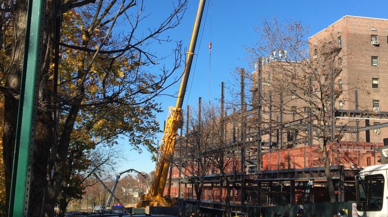 Crane accident in Briarwood, Queens leaves 2 dead, FDNY says 2 A crane accident in Briarwood, Queens killed two workers on Tuesday, Nov. 22, 2016, officials said.