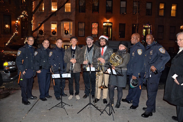 Sing a Song of Community Activities: Week of Dec. 15, 2016 1 On Dec. 15, neighborhood caroling gets a boost of brass, courtesy of the Chelsea Symphony. Photo by Pat Cook.