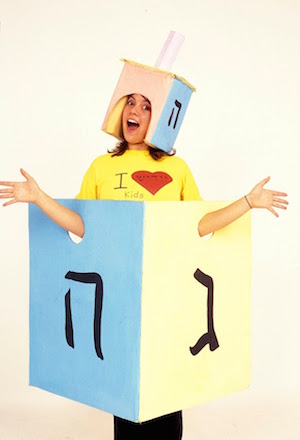 Just Do Art: The Holiday Song Edition 3 Chinese food and a movie? Not this year. “Kids and Yiddish” is performed Dec. 25 at the Museum of Jewish Heritage. Photo courtesy National Yiddish Theatre Folksbiene.
