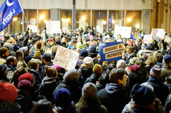 Crowds massed outside the Brooklyn federal courthouse on January 28 as Judge Ann Donnelly heard arguments from the American Civil Liberties Union aiming to halt the president’s order. | STEFANO GIOVANNINI 