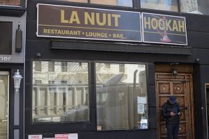 La Nuit, a bar on First Avenue between East 62nd and 63rd Streets, is scrambling to renew its liquor license amidst strong community opposition. | JACKSON CHEN 