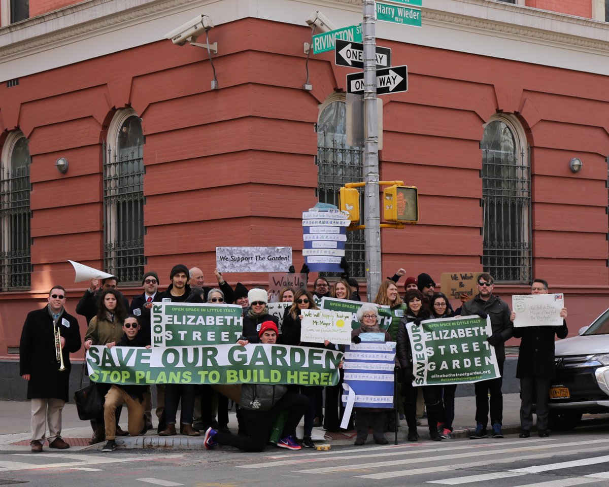 Elizabeth St. Garden supporters recently staged yet another “Wake up!” rally to try to persuade Mayor de Blasio to save the endangered Little Italy green oasis. This time they held their action outside the former Rivington House AIDS hospice, at Forsyth and Rivington Sts. Now primed for residential development, the onetime Lower East Side school building’s scandalous sale has dogged the mayor’s administration. In late 2015, the city’s Department of Citywide Administrative Services quietly removed the property’s deed restrictions for use as a nonprofit medical facility, and it was subsequently bought, and then soon flipped to a new developer who plans a luxury conversion. The garden advocates say Rivington House — in addition to a number of other local sites — would be a perfect spot for the affordable senior housing the mayor wants to put on Elizabeth St., which would destroy the garden.