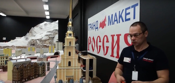 A Russian model builder from Gran Maket creates a miniaturized scene from his country. | GULLIVERSGATE.COM
