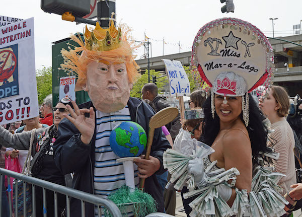 New York's Thumbs Down on President's Homecoming 6 Elliot Crown, left, and Marni Halasa, two political performance artists satirizing the First Couple's lifestyles. | DONNA ACETO