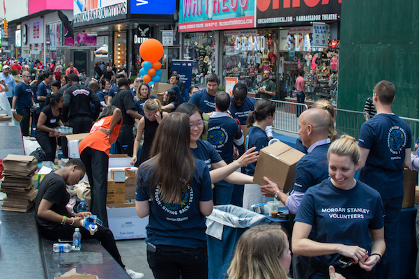 In Times Square, Volunteers Pitch In to Feed Hungry Kids 1