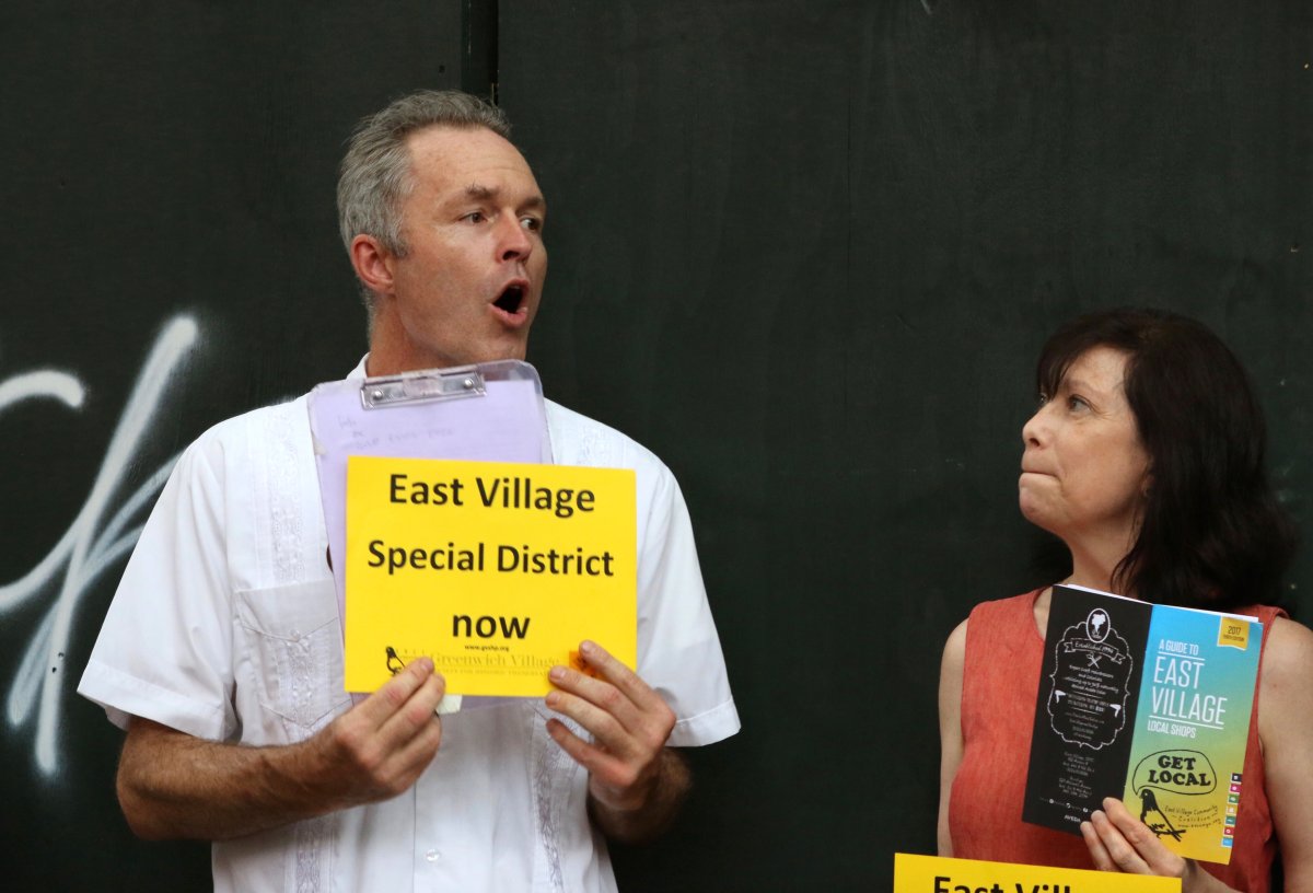 starbucks-protest-avenue-a-2017-07-20-v01,VIL,PRINT_WEB,WEB