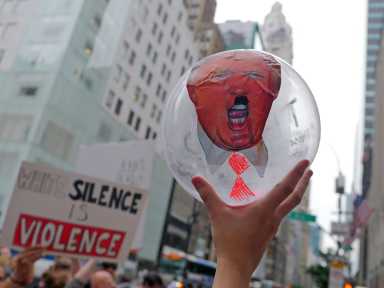 trump-protest-2017-08-17-v01,VIL,PRINT_WEB,WEB