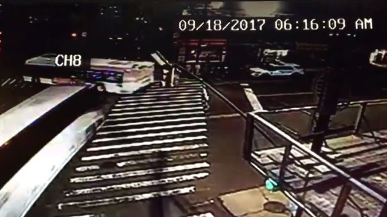 Charter bus slams into MTA bus in Flushing