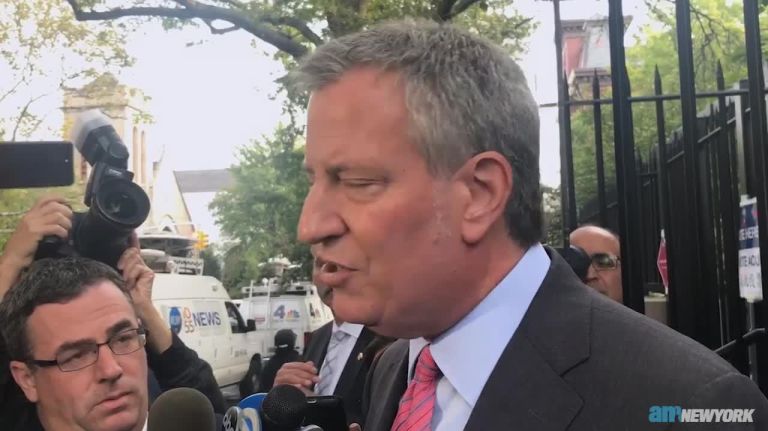 On Primary day, de Blasio gets heckled at Brooklyn polling site by anti-Rikers activists