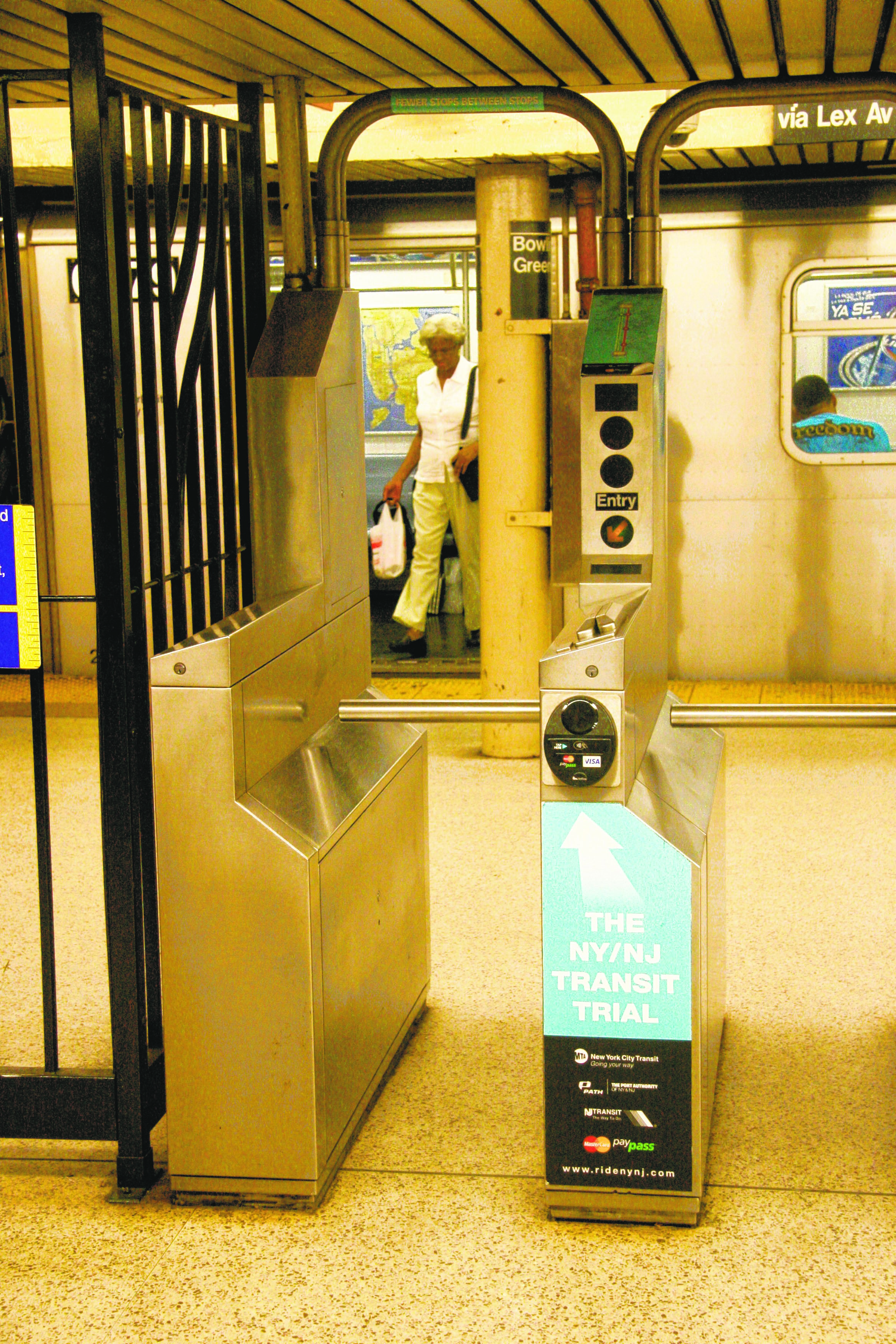 High-tech turnstiles: MTA testing smartphone tickets at Downtown subway stations 1