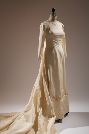 A 1958 wedding dress designed by Ann Lowe. | EILEEN COSTA/ THE MUSEUM AT FIT 