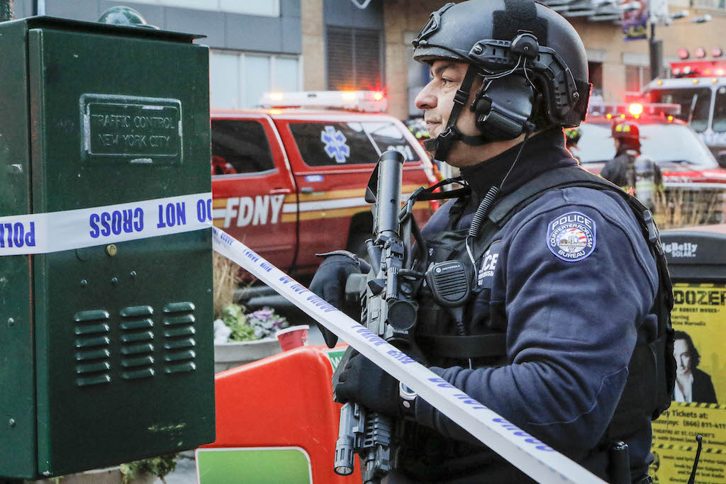 Terror bomb luckily a dud; Commuters carry on 1