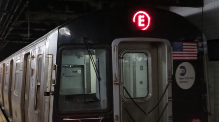 Man slashed in attempted robbery on E train in SoHo, NYPD says 1 E train-0110