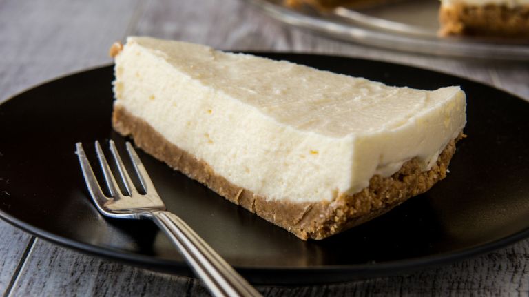 Woman poisons look-alike with cheesecake, tries to steal identity, DA says 2 A woman poisoned her look-alike with cheesecake in August 2016, the Queens district attorney said.