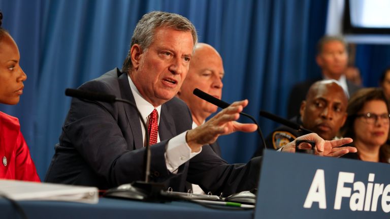 NYC pot policy: NYPD to issue summonses instead of arresting smokers 2 Mayor Bill de Blasio and Police Commissioner James O'Neill offer details on the new city policy on marijuana consumption in public at a press conference Tuesday at the Thomas Jefferson Recreation Center in Manhattan.